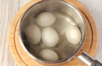Как правильно варить куриные яйца, чтобы они легко чистились