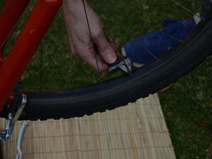 Как исправить восьмёрку на колесе велосипеда