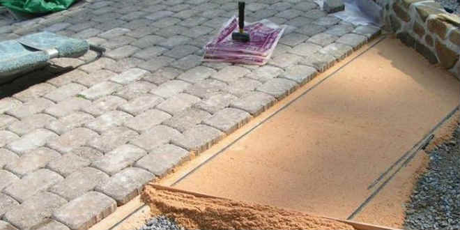 Укладка тротуарной плитки на песок с цементом своими руками: технология, пошаговая инструкция