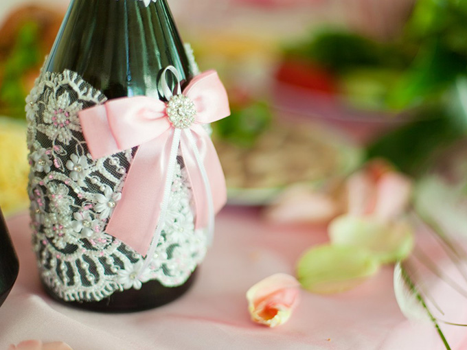Украшение шампанского на свадьбу своими руками: 3 лучших способа