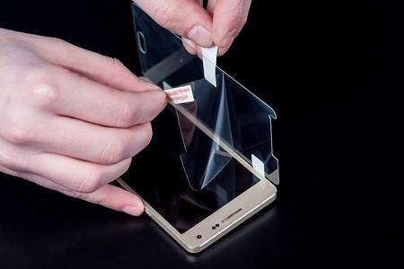 Как приклеить защитное стекло на экран смартфона