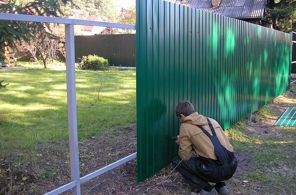 Какой забор лучше поставить в частный дом