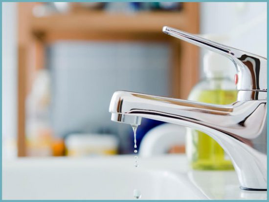 Подтекает или капает смеситель в ванной или на кухне: разбираемся как починить