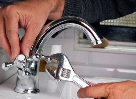 Как правильно починить кран в ванной или на кухне, если он капает