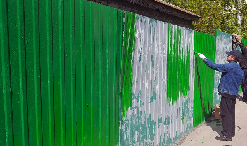 Чем покрасить деревянный забор - как выбрать пропитку и краску