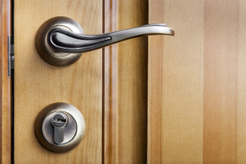 Неполадки входной двери: что делать, если заклинило дверь
