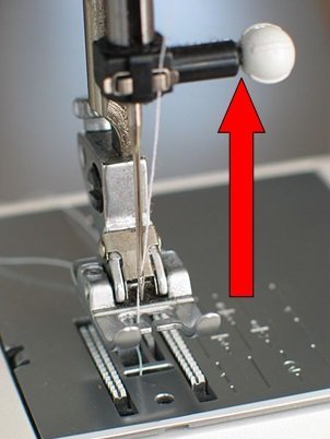 Почему в швейной машине путается нижняя нить и что с этим делать