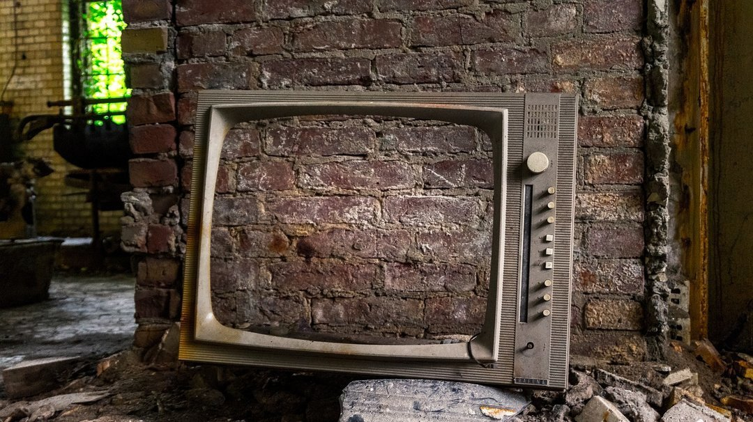 Как смотреть телевизор без антенны и кабеля; лайфхак для новичков