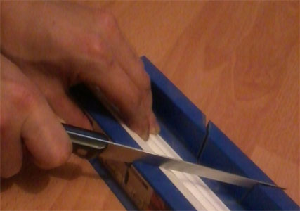 Как резать потолочный плинтус в углах