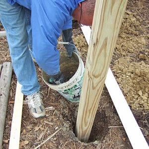 Использование деревянных столбов в строительстве заборов