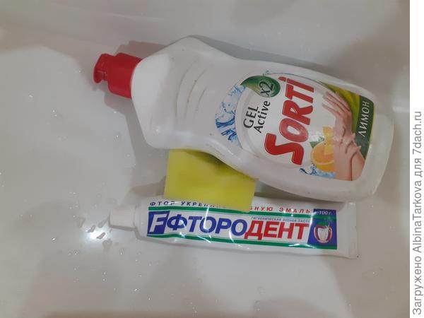 Эффективный союз зубной пасты и моющего средства в борьбе за чистоту стеклянных стенок душевой