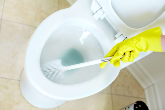 Эффективный союз зубной пасты и моющего средства в борьбе за чистоту стеклянных стенок душевой