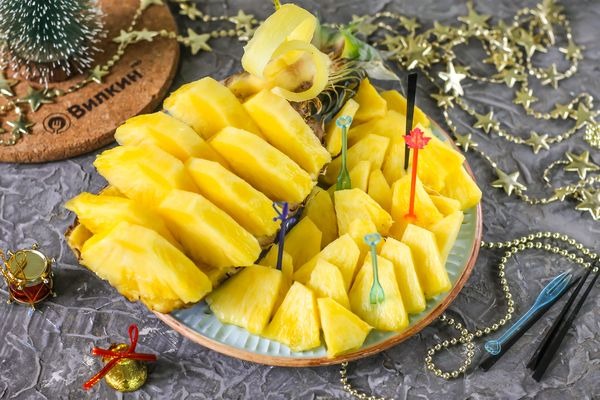Как красиво нарезать ананас на праздничный стол