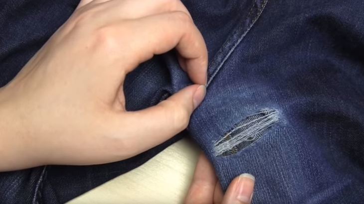 Как красиво и незаметно зашить дырку на джинсах нитками вручную. Лайфхак, фото, видео