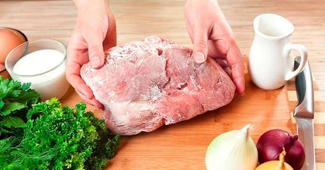 Как разморозить мясо в домашних условиях быстро и правильно в микроволновке, горячей воде, духовке и прочими способами фото и видео