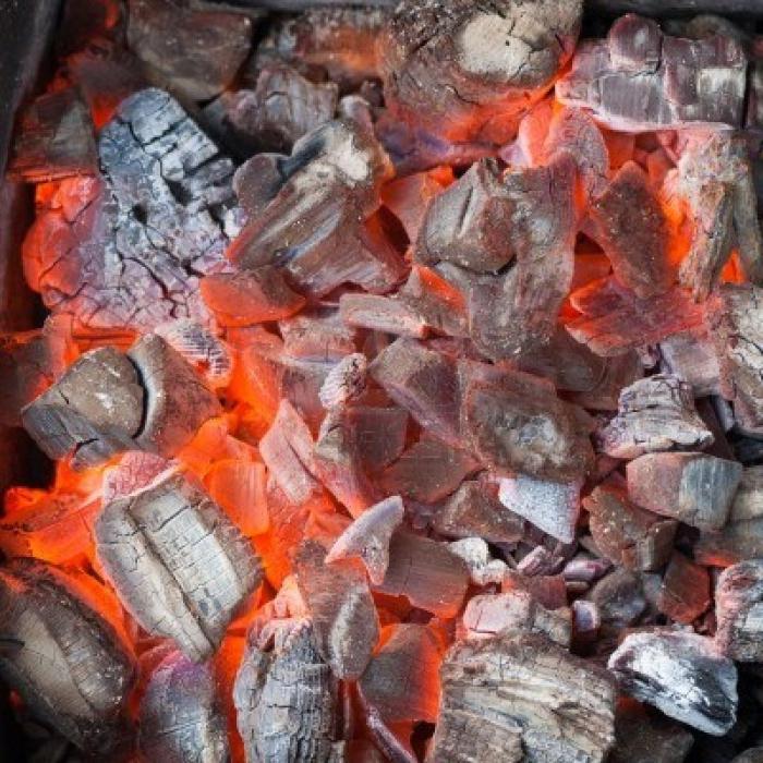 Как быстро и равномерно разжечь угли в мангале без розжига, бумаги и горелки