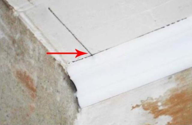 Как правильно сделать угол на потолочном плинтусе