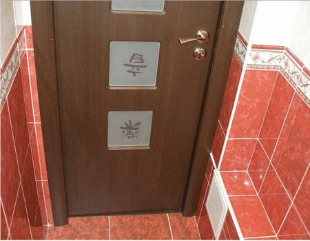 Как открыть заклинившую или захлопнувшуюся дверь в ванную комнату