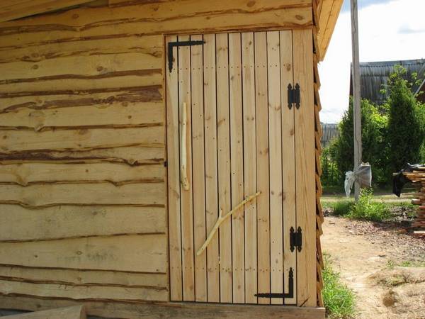 Дверь из деревянных досок в сарай просто и надежно