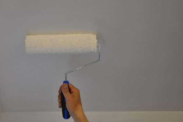 Как покрасить потолок водоэмульсионной краской