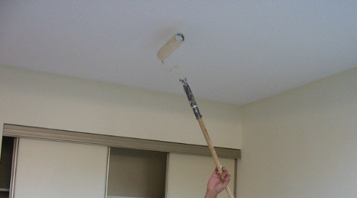 Руководство по нанесению водоэмульсионной краски на потолок