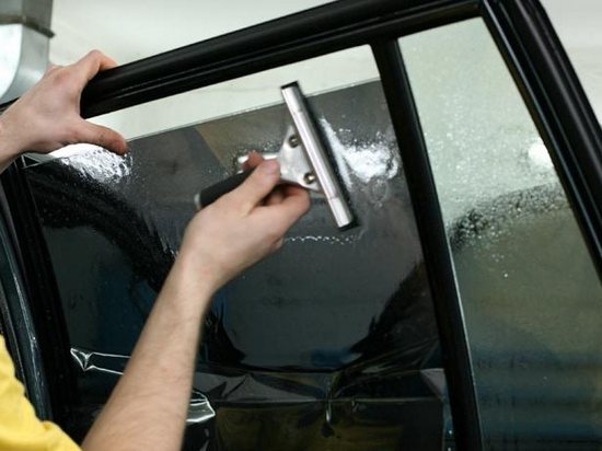 Тонировка стекол автомобиля своими руками; инструкция к применению. Видео и фото