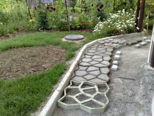 Делаем красивые дорожки из бетона: пошаговая инструкция и секреты изготовления