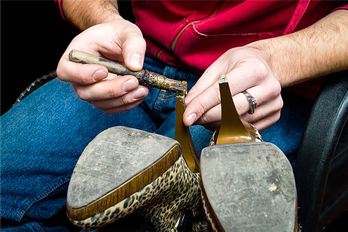 Клей для ремонта обуви