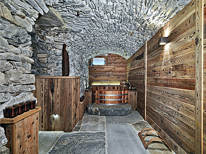 Ванная комната в деревенском стиле из камня и дерева