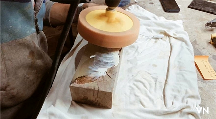 деревянная лампа из смолы