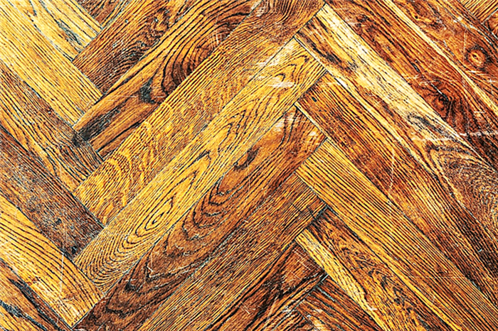 Поцарапанный деревянный пол