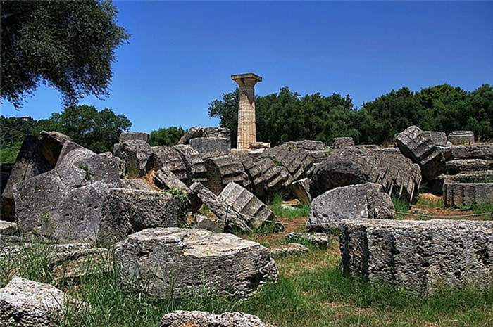 Руины храма в Олимпии для скульптуры Зевса